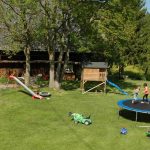 Spielwiese mit Trampolin, Spielhaus, Reck, Trettraktoren, Bobbycar und Reck / Griesbachhof-Schwarzwald
