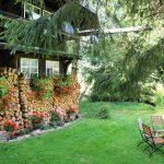 Ferienhaus Außenbereich im Sommer: Sitzgarnitur im Rasen an der Südseite