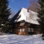 Ferienhaus Außenbereich im Winter: die Südseite im Schnee