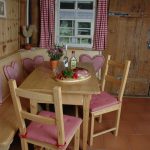 Ferienhaus Erdgeschoss: Tisch mit Eckbank und Stühlen in der Küche