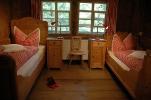 Ferienhaus Obergeschoss: schöne Holz-Einzelbetten im Einzelbetten-Schlafzimmer