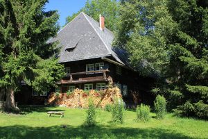 Ferienhaus Außenbereich im Sommer: Das Häusle in der Mittagsonne
