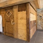 Wellnessbereich: Die Altholz-Sauna von außen