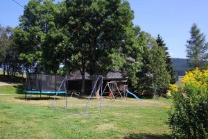 Spiel und Spaß am Griesbachhof: die Hofwiese mit Fußballtoren, Trampolin und Spielhaus