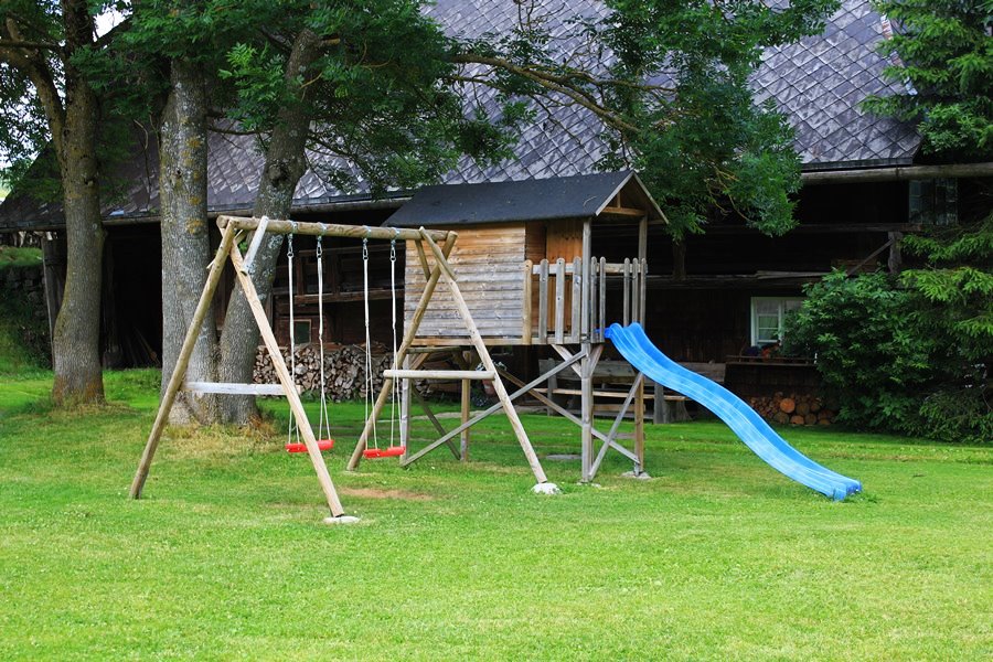 Spiel und Spaß am Griesbachhof: das Spielhäuschen mit Rutsche und Schaukeln
