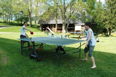 Spiel und Spaß am Griesbachhof: die Outdoor-Tischtennisplatte im Einsatz auf der Hofwiese Spiel und Spaß am Griesbachhof: die Outdoor-Tischtennisplatte im Einsatz auf der Hofwiese