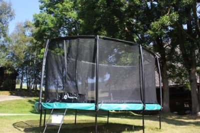 Spiel und Spaß am Griesbachhof: das Trampolin auf der Hofwiese Spiel und Spaß am Griesbachhof: das Trampolin auf der Hofwiese