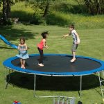 Spiel und Spaß am Griesbachhof: unsere Kinder am Trampolinspringen auf der Hofwiese