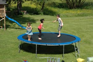 Spiel und Spaß am Griesbachhof: unsere Kinder am Trampolinspringen auf der Hofwiese