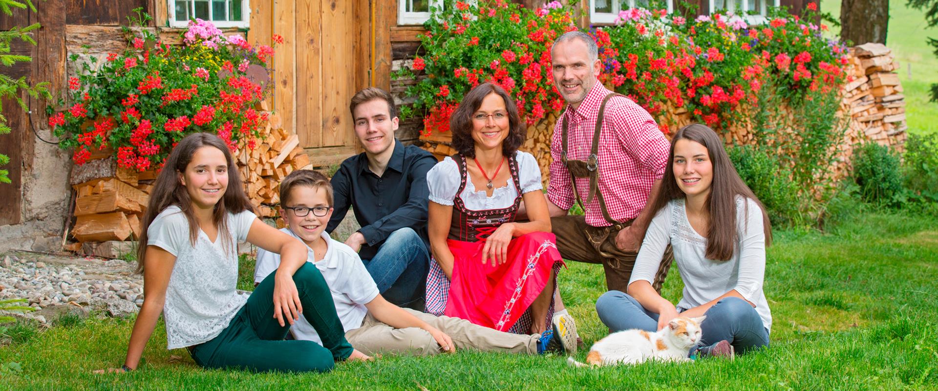 Die Gastgeberfamilie des Griesbachhofs vor dem Ferienhaus Häusle Die Gastgeberfamilie des Griesbachhofs vor dem Ferienhaus Häusle