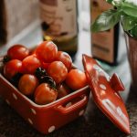 Tomaten in stylischer Keramikschale