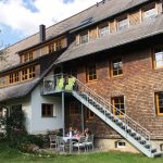 aussenbereich-ferienwohnung-garnitur-sonnenliegen-Griesbachhof-Schwarzwald