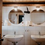 ferienhaus-badezimmer-waschbecken-spiegel-foehn-Griesbachhof-Schwarzwald