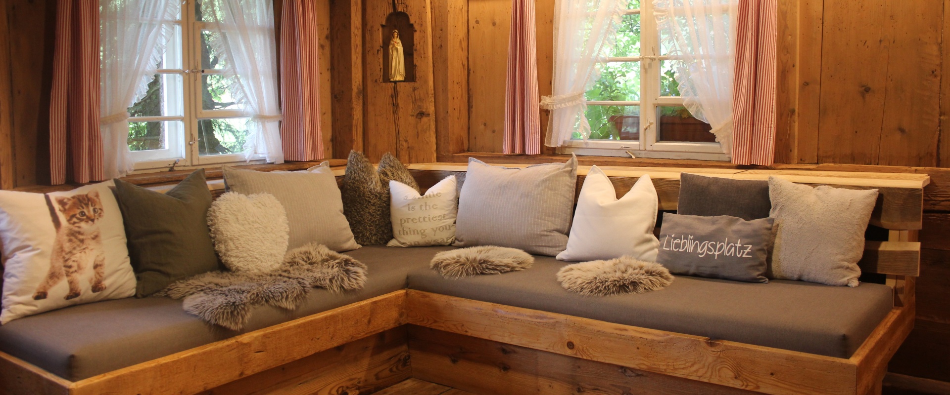 griesbachhof-ferienhaus-wohnzimmer-couch-neu