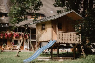 Spiel und Spaß Erlebnisbox: das Spielhäuschen mit Rutsche und Schaukeln Spiel und Spaß Erlebnisbox: das Spielhäuschen mit Rutsche und Schaukeln