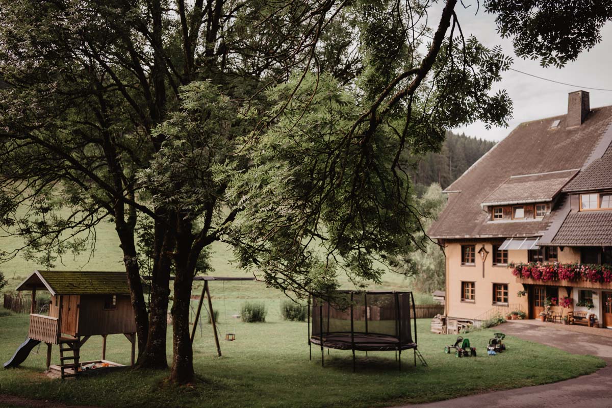 Spiel und Spaß Erlebnisbox: das Trampolin, Spielhäuschen mit Rutsche und Schaukeln