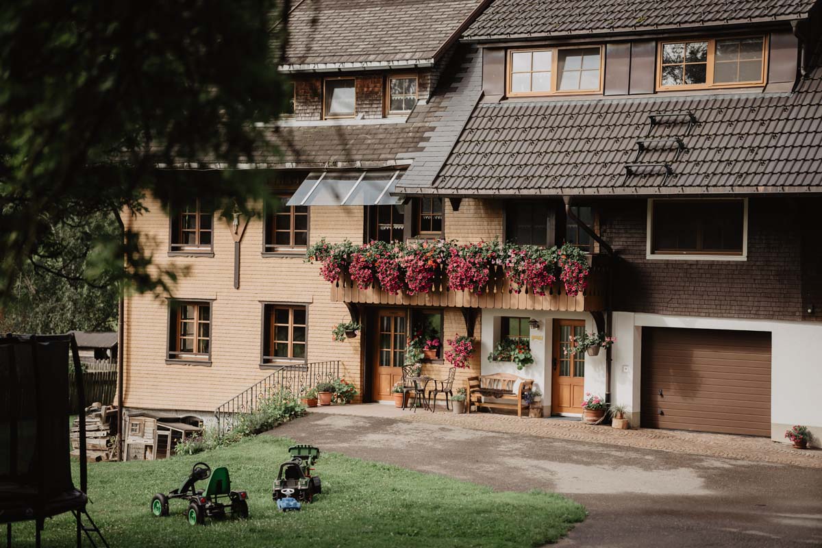 Spiel und Spaß Erlebnisbox: das Trampolin, Spielhäuschen mit Rutsche und Schaukeln und Fahrzeugen