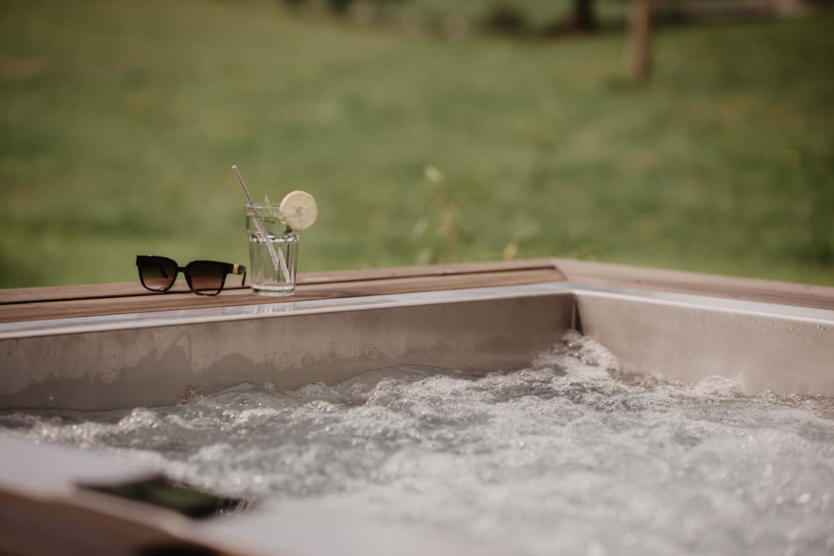 Erholung und Wellness auf dem Griesbachhof: der Whirpool der Ferienwohnung