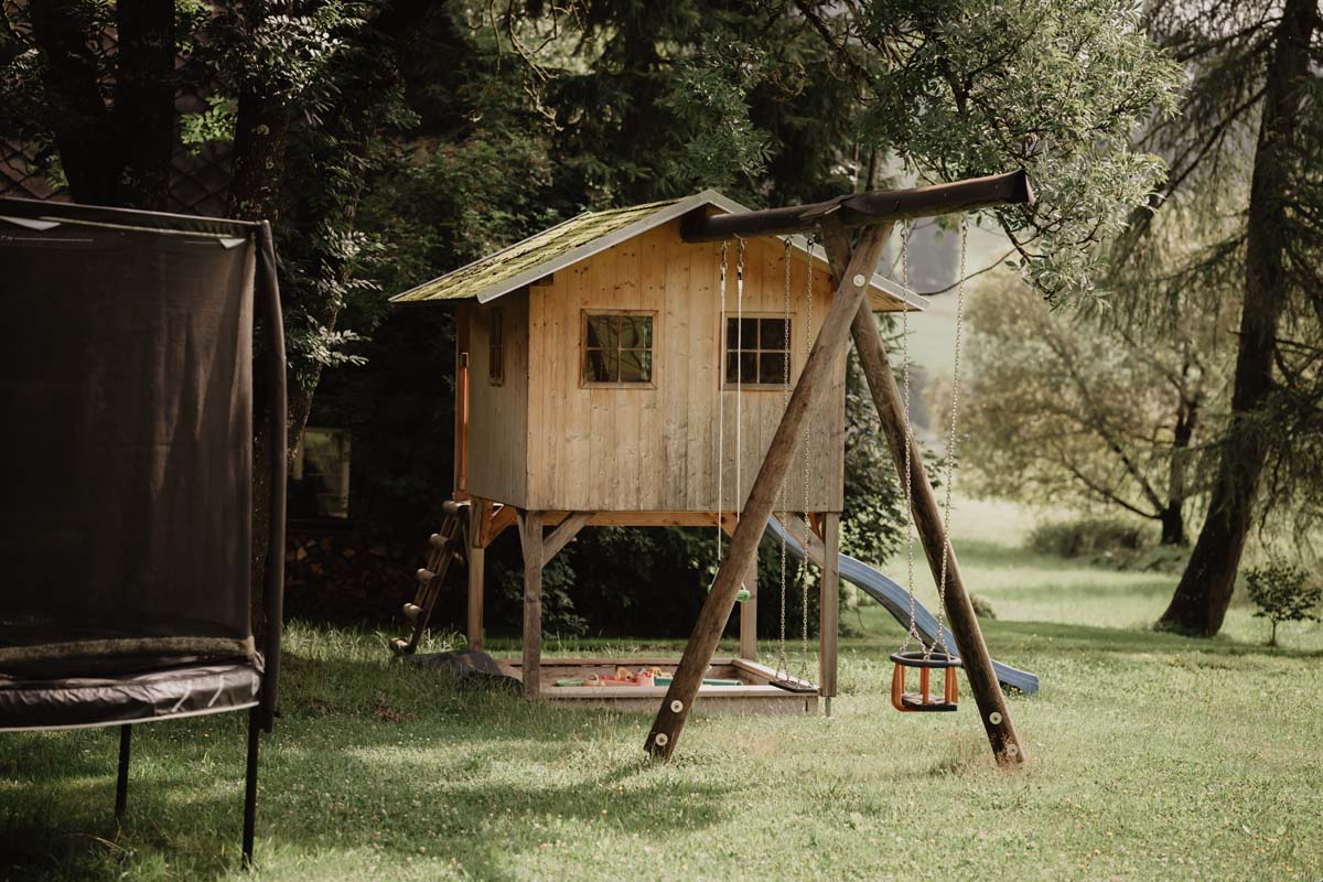Spiel und Spaß Erlebnisbox: das Spielhäuschen mit Rutsche und Schaukeln