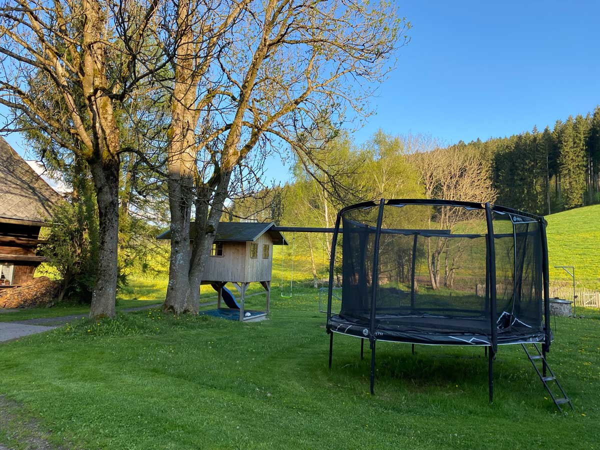 Spiel und Spaß am Griesbachhof: das Trampolin auf der Hofwiese