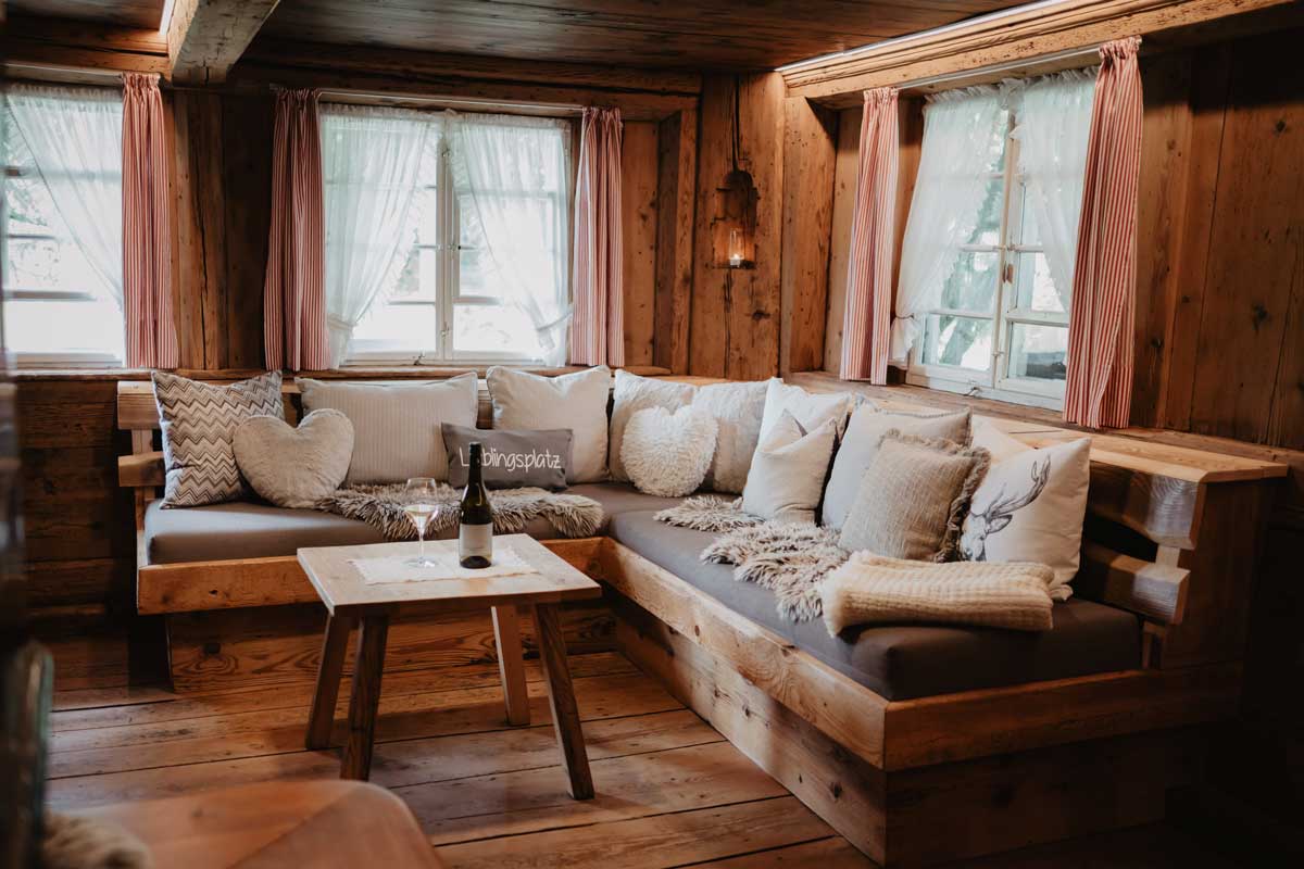 griesbachhof-ferienhaus-wohnzimmer-couch